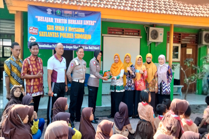 Kamsel Satlantas Polresta Sidoarjo Gelar Edukasi ‘Polisi Sahabat Anak’ di SDN Suko 1