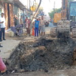 Perbaikan jalan rusak di Jalan Pasar Kembang, Surabaya, yang pecah dan menyembul akibat perbaikan saluran PDAM.
