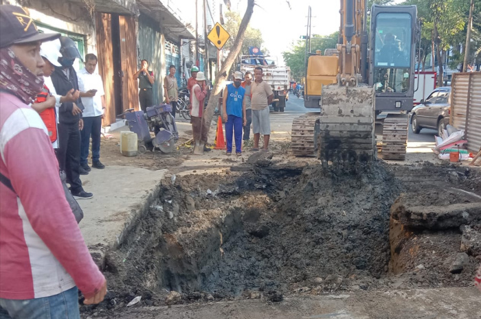 Jalan Pasar Kembang Surabaya Rusak, Kuat Dugaan Akibat Proyek Saluran PDAM