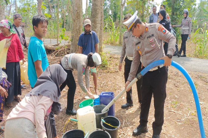 Satlantas Polres Sumenep Distribusikan Air Bersih Ke Sejumlah Desa dan Kecamatan