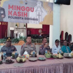 Kasat Binmas, Kompol Sumaryadi bersama Kasatpolair, Kompol Ludwi, Kapolsek Balongbendo, Kompol Hasim Ashari, Kepala Desa Bogem Pinggir, Sutikno,Pendeta Gereja GPdI, Amos Wahono Pada Kegiatan Minggu Kasih di Gereja GPdI Moria