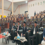 Bupati Sampang bersama Wakil Bupati Sampang dan pimpinan DPRD Sampang bersama-sama mendengarkan pidaro kemerdekaan RI Joko Widodo dalam peringatan HUT Kemerdekaan RI ke 78.