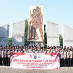 Polwan Polresta Sidoarjo, melaksanakan kegiatan upacara ziarah rombongan serta tabur bunga di Taman Makam Pahlawan (TMP) Kusuma Bangsa