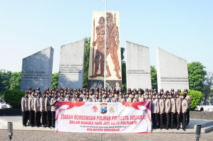 Polwan Polresta Sidoarjo Ziarah Rombongan ke Makam Pahlawan Kusuma Bangsa