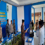 Asisten I Pemkab Sampang ketika membacakan sumpah dan janji diikuti oleh anggota BPD Desa Pangarengan dan Gulbung, Kecamatan Pangarengan.