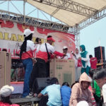 Kepala Desa Durungbedug, Moh. Zainuri bersama Bidan Desa Widyaningsih dan panitia membagikan hadiah mesin cuci dalam meriahnya Jalan Sehat dan Panggung Gembira Desa Durungbedug