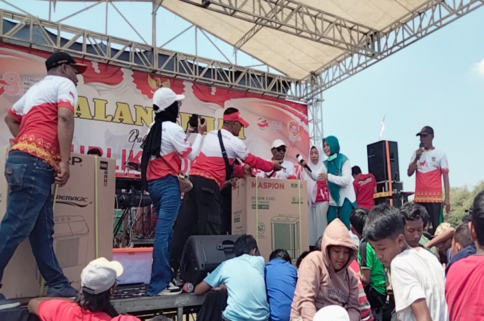 Meriahnya Jalan Sehat dan Panggung Gembira Desa Durungbedug