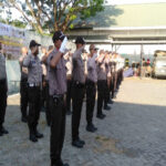 Upacara pembukaan Diklat Satpam Gada Pratama Polres Sampang di Balai Latihan Kerja (BLK) Jl. Syamsul Arifin, Kelurahan Polagan, Sampang.