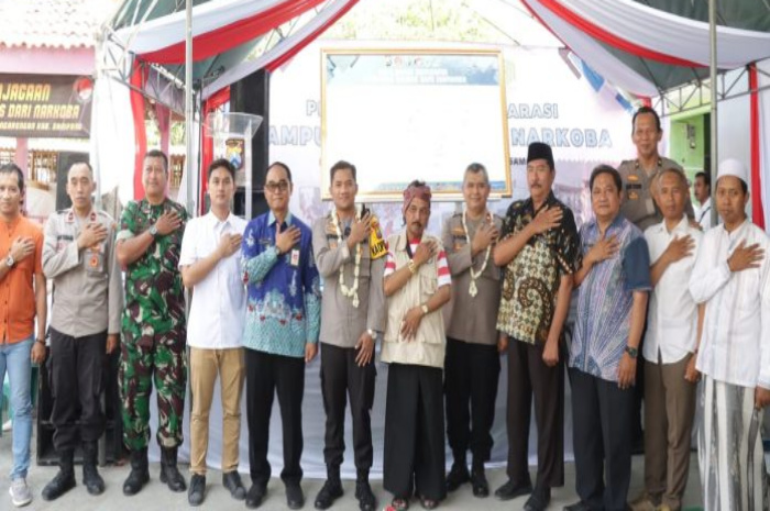 Kapolres Sampang Bersama Tomas Pangarengan Deklarasikan Kampung Bebas Narkoba