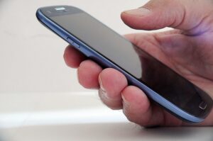 Yuk Simak, Manfaat Mode Gelap di Handphone