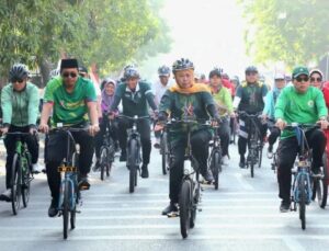 Gubernur Khofifah dan Bupati Sidoarjo Ikuti Gowes Gemilan Sambut Porprov Jatim VIII