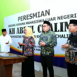 Gubernur Khofifah Resmikan Gedung Asrama Mahasiswa Luar Negeri UKHAC Mojokerto