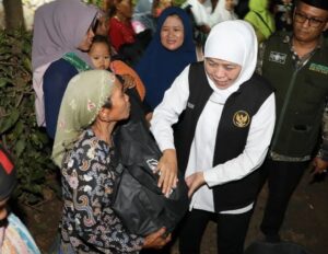 Gubernur Jatim Khofifah Salurkan Bantuan Air Bersih di Pasuruan