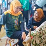 Khofifah mengunjungi batik legendaris yang berada di Dusun Jetis, Kelurahan Lemahputro, Kabupaten Sidoarjo, Minggu 3 September 2023 kemarin.