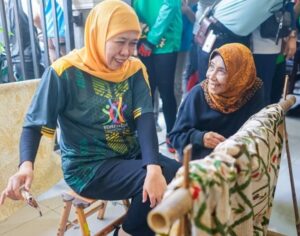 Gubernur Jatim Kunjungi Kampung Batik Tulis Jetis, Khofifah: Porprov VIII Bisa Perkuat Ekosistem Ekonomi