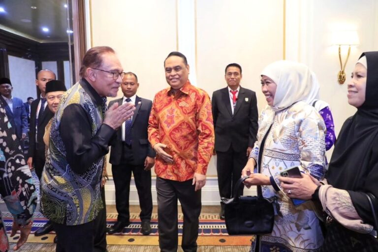 Gubernur Jawa Timur, Khofifah Indar Parawansa bertemu dengan Perdana Menteri (PM) Malaysia Anwar Ibrahim.