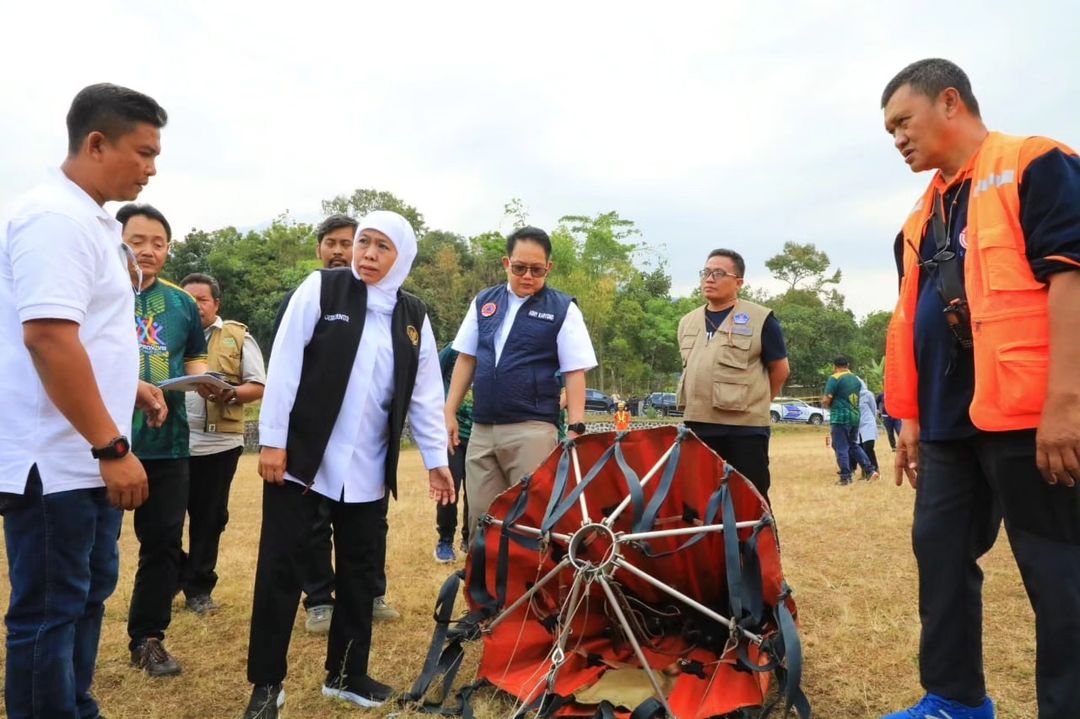 Gubernur Jawa Timur, Khofifah Indar Parawansa turutserta meninjau proses bom air atau water bombing melalui udara.