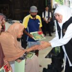 Pemprov Jatim menyalurkan sembilan bantuan sosial secara bersamaan di Pendopo Kabupaten Jombang pada Minggu 17 September 2023 sore.