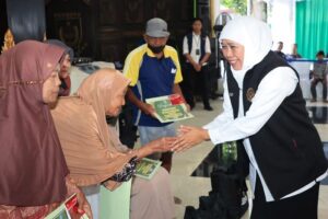 Gubernur Khofifah Salurkan Bantuan Sosial di Jombang