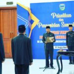 Bupati Pacitan, Indrata Nur Bayuaji melantik dan mengambil sumpah jabatan kepada dua Pejabat Fungsional Pengawas Sekolah Ahli Utama, Selasa 5 September 2023.