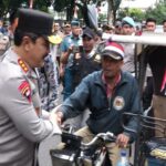 Wakapolri Komjen Pol Agus Andrianto saat menyapa abang becak