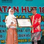 Bupati Blitar Rini Syarifah terima penghargaan dari Himpunan Pendidik dan Tenaga Kependidikan Anak Usia Dini Indonesia (Himpaudi) Provinsi Jawa Timur.
