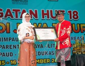 Bupati Blitar Terima Penghargaan dari Himpaudi Jawa Timur Bupati Blitar Terima Penghargaan dari Himpaudi Jawa Timur