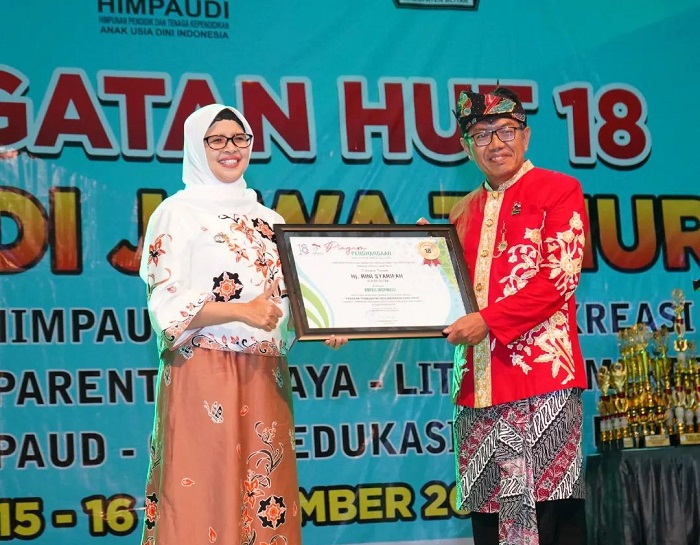 Bupati Blitar Terima Penghargaan dari Himpaudi Jawa Timur