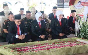 Bupati Blitar Rini Syarifah dampingi Gubernur Jawa Timur Khofifah Indar Parawansa ziarah Makam Presiden Pertama Soekarno.