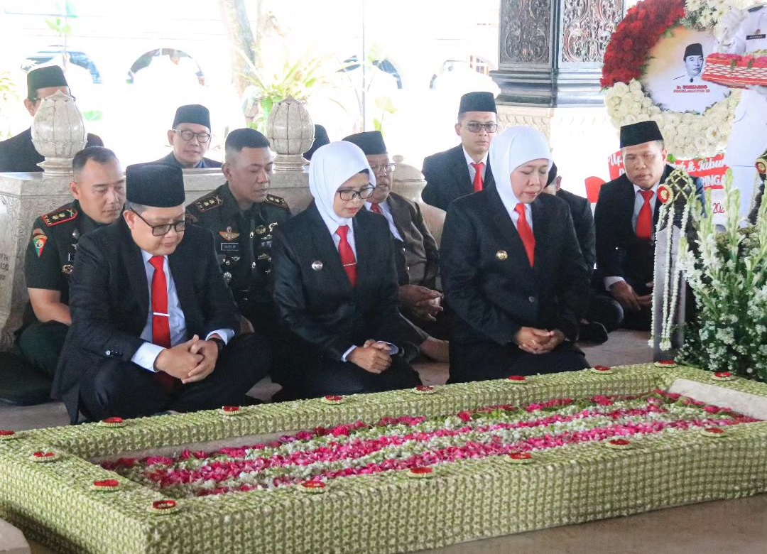 Bupati Blitar Rini Syarifah dampingi Gubernur Jawa Timur Khofifah Indar Parawansa ziarah Makam Presiden Pertama Soekarno.