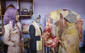Bupati Blitar Rini Syarifah resmikan Gedung Galeri Batik Ecoprint Desa Wonorejo, Kecamatan Talun, Senin 16 Oktober 2023