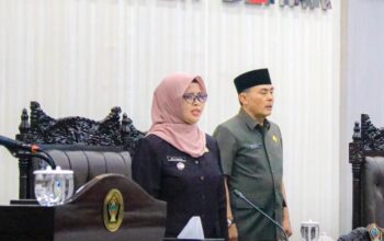 Bupati Blitar, Rini Syarifa sampaikan klarifikasi dari pandangan umum fraksi-fraksi dalam rapat paripurna.