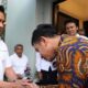Gibran Rakabuming Raka menyambangi kediaman Ketua Umum PBB Yusril Ihza Mahendra di kawasan Kebayoran, Jakarta, Sabtu (21/10) sore.(Foto: Dok. Istimewa)