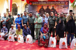 TNI Gelar Bakti Sosial Kesehatan Bersama Masyarakat Bangkalan