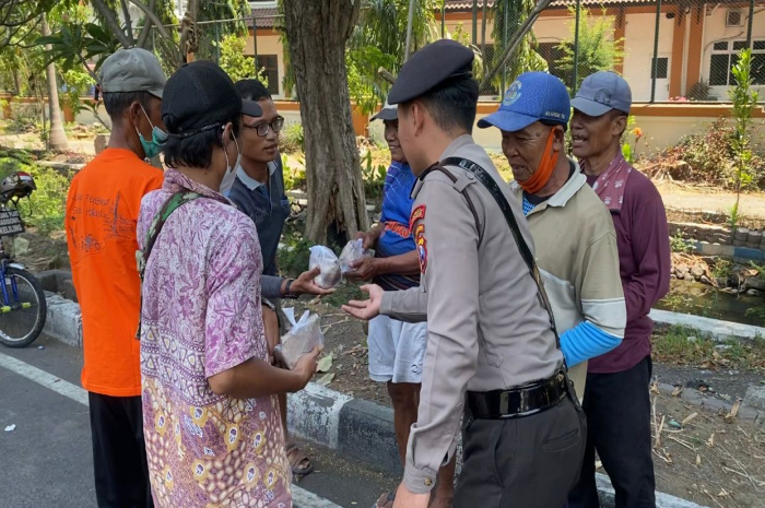Sat Samapta Polresta Sidoarjo Patroli Sambil Berbagi