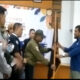 Ketua Umum Terpilih IWO Pusat Teuku Yudisthira menerima bendera yang diseeahkan oleh panitia pelaksana Mubeslub di Jakarta.
