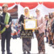 Bupati Blitar, Rini Syarifah mendapat penghargaan sebagai Kepala Daerah yang berkomitmen mengembangkan peternakan unggas dalam mendukung ketahanan pangan.