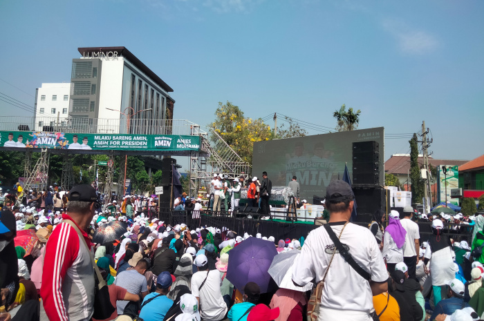 Suasana pengundian hadiah acara "Mlaku Bareng AMIN"