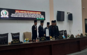 Bupati dan Wabup Sampang serta ketua DPRD dan unsur pimpinan ketika menjalani proses sidang paripurna pengumuman akhir masa jabatan Bupati dan Wakil Bupati Sampang.
