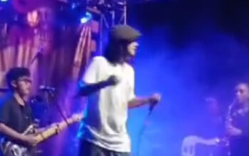 Konser musik raggae ketika berlansung di halaman Gedung Dekranasda Jl. KH Wahid Hasyim, Sampang, Madura, dan dipantau langsung oleh sejumlah Ulama bersama Laskar Sakera.