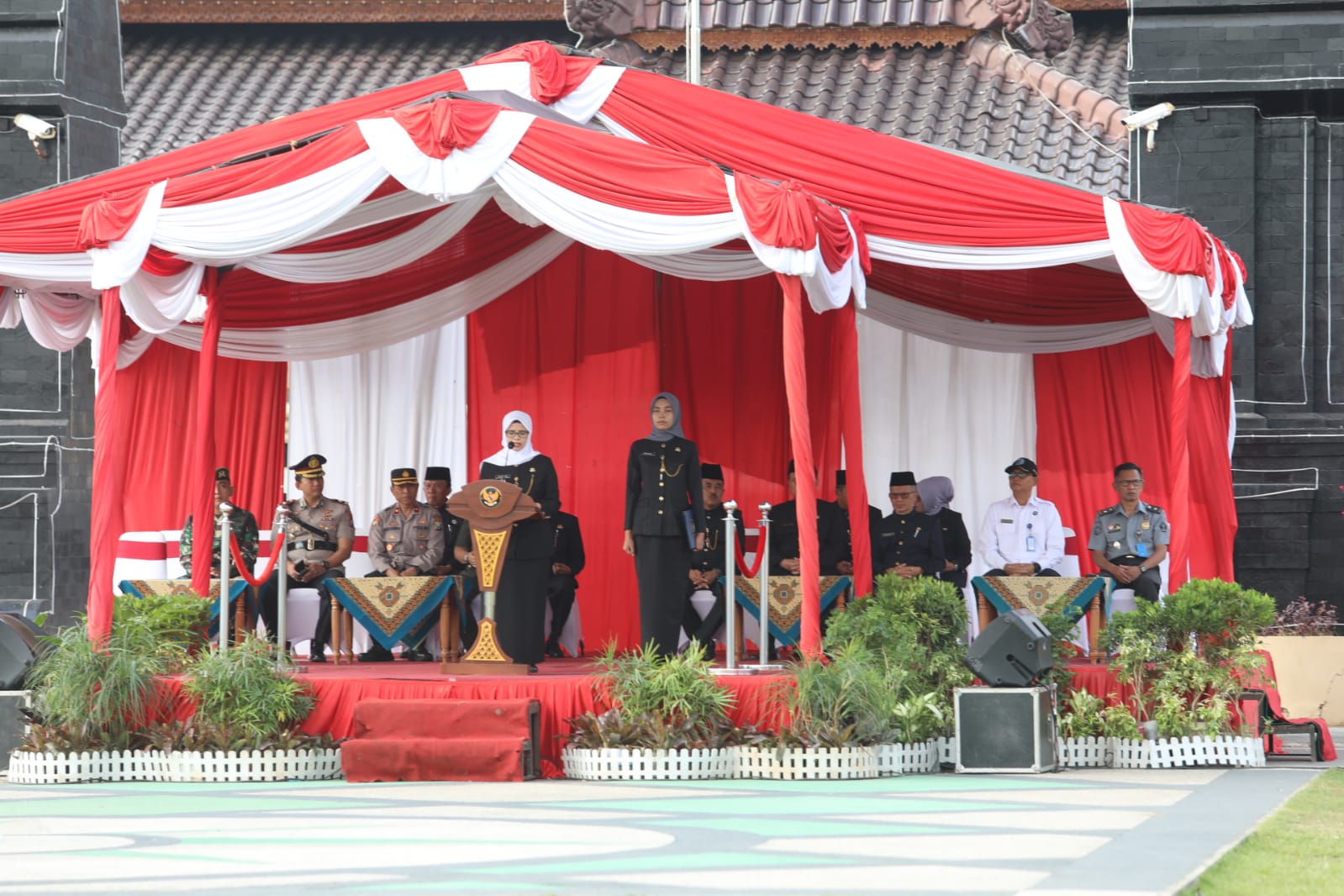Dalam upacara peringatan Hari Jadi ke 78 Provinsi Jawa Timur, Bupati Blitar Rini Syarifah bertindak sebagai inspektur.