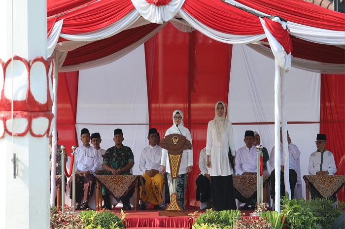 Pemerintah Kabupaten Blitar menggelar upacara peringatan Hari Santri Nasional Tahun 2023 di Alun-alun Kanigoro, Minggu, 22 Oktober 2023.
