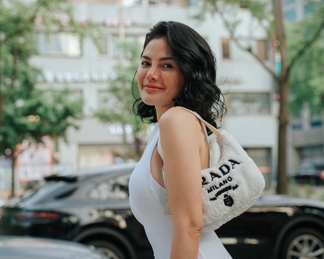 Artis seksi Nikita Mirzani mengaku kalau ia menyesal sudah melahirkan putri sulungnya, Laura Meizani Nasseru Asry atau Lolly.