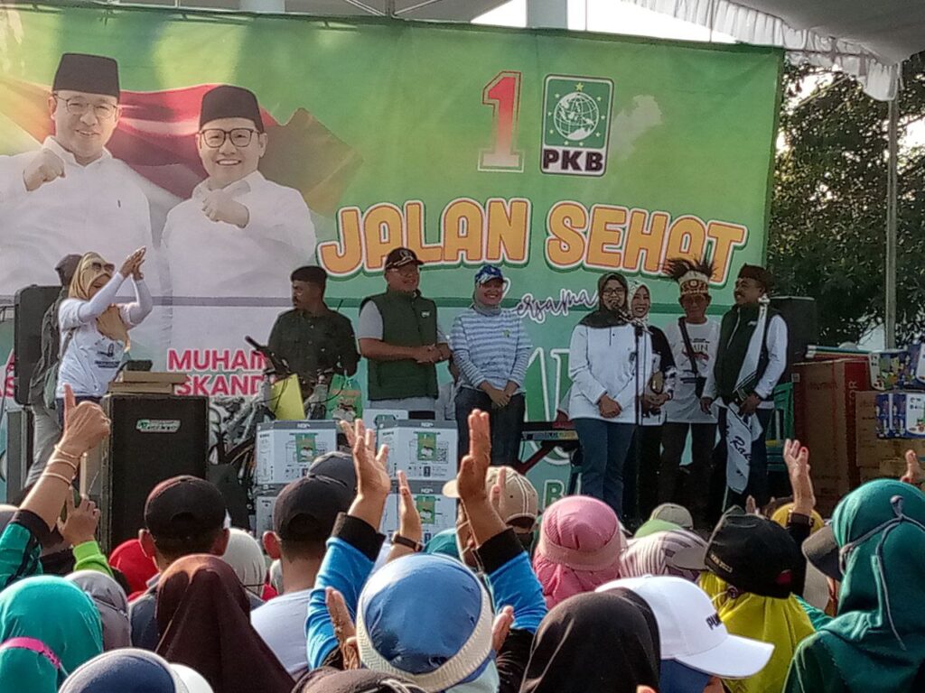 Ribuan Masyarakat Blitar Ikuti Jalan Sehat AMIN, Berhadian 2 Tiket Umroh Gratis