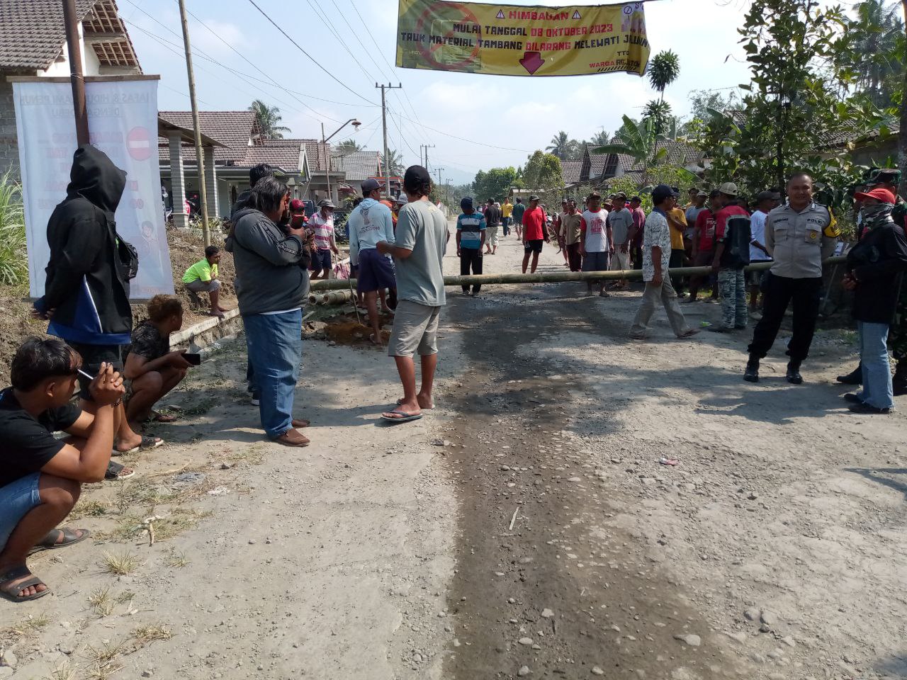 Warga Blitar Tutup Akses Jalan Tambang Pasir