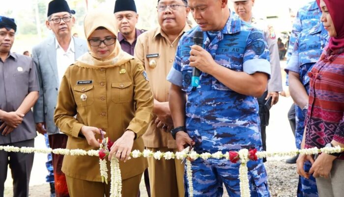 Bupati Blitar Potong Pita Peresmian Pangkalan Udara Abdulrachman Saleh