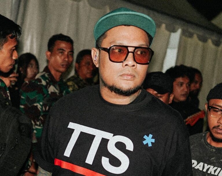 Virgoun dikabarkan kepergok sedang dekat dengan seoarang perempuan