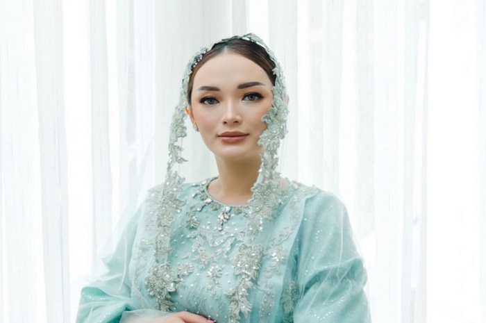 Zaskia Gotik memutuskan untuk mengenakan hijab usai manjalani ibadah umrah belum lama ini.