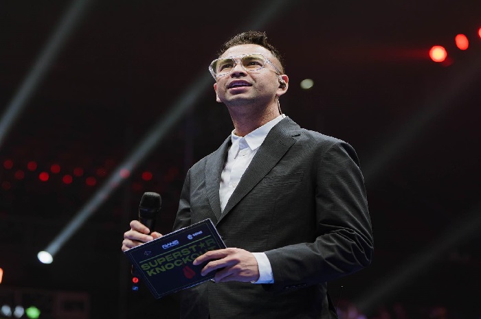 Vokalis Nazriel Irham atau yang lebih dikenal dengan Ariel NOAH mendapat tantangan terbuka dari artis serba bisa Raffi Ahmad dalam duel di ring tinju.