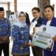 Bupati Blitar Rini Syarifah menghadiri acara penerimaan bantuan pendidikan bagi mahasiswa berprestasi atau kurang mampu.